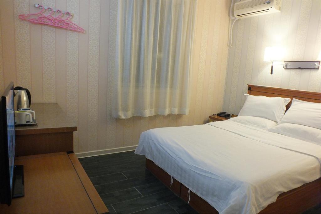 Beijing Fuxing Holiday Hotel Exterior photo